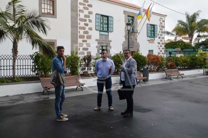 Alejandro Ramos y Gregorio Viera, semanas atrás en la plaza de San Juan antes del Pleno del mes de septiembre (Foto TA)